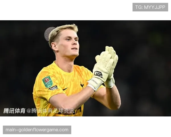 特写：终场哨响，美因茨门将曾特纳振臂怒吼，零封助球队逃离降级区