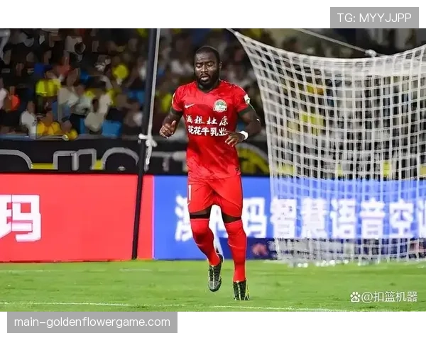 争议瞬间:VAR长时间回看判定是否点球,双方球员聚集裁判周围 争议瞬间:VAR长时间回看判定是否点球,双方球员聚集裁判周围